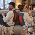 Couple sur le canapé avec coussins chauffants